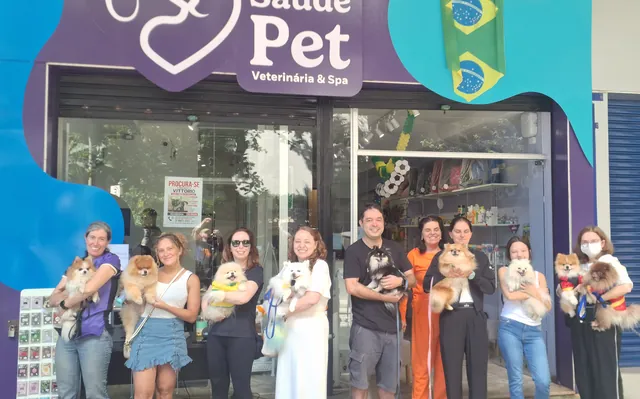 Comunidade Saúde Pet reunida em frente à loja na Savassi