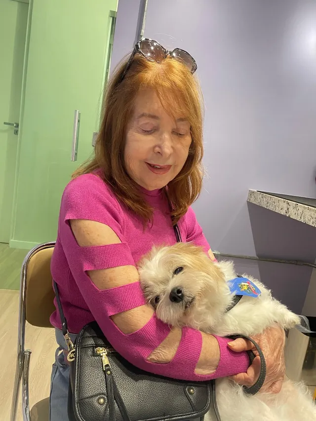 Tutora com seu pet no spa da Saúde Pet