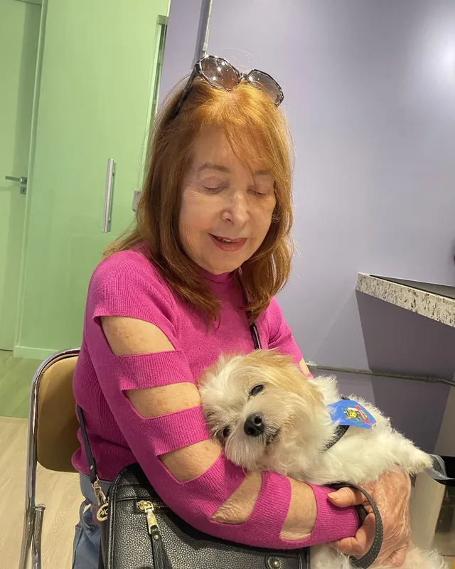 Tutora com seu pet no ambiente acolhedor da Saúde Pet